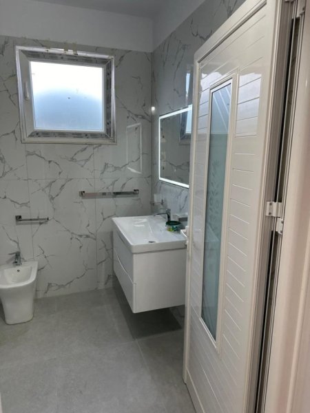 Tirane, jepet me qera shtepi 1+1 Kati 1, 60 m² 310 € (Yrshek)