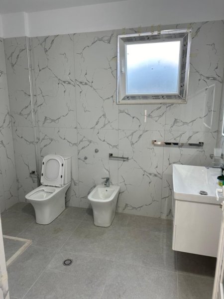 Tirane, jepet me qera shtepi 1+1 Kati 1, 60 m² 310 € (Yrshek)