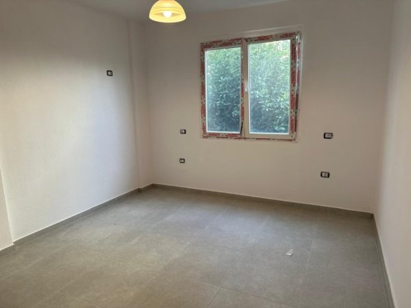 Tirane, jepet me qera shtepi 1+1 Kati 1, 60 m² 310 € (Yrshek)
