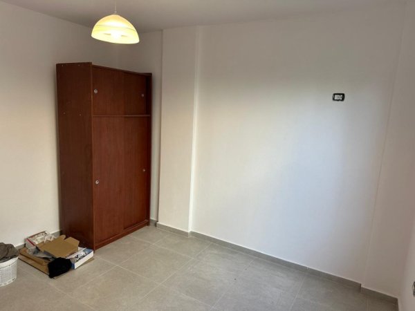 Tirane, jepet me qera shtepi 1+1 Kati 1, 60 m² 310 € (Yrshek)