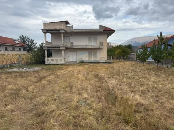 Pogradec, shitet shtepi 2 Katshe Kati 2, 1.495 m² 290.000 € (Geshtenjas)