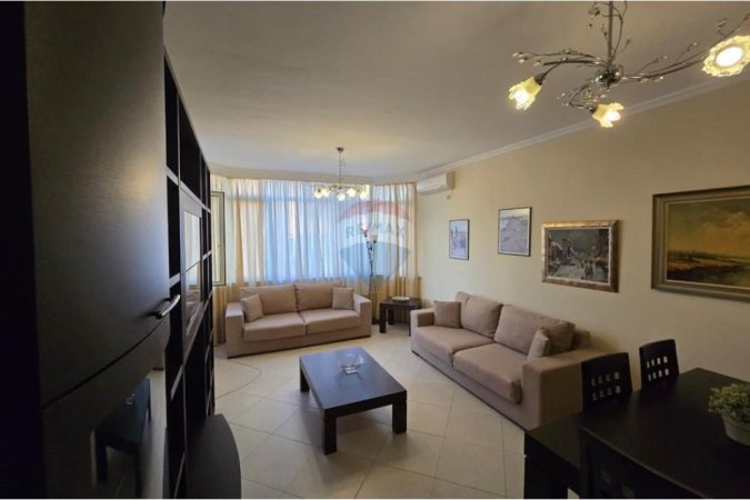 Tirane, jepet me qera apartament 2+1+Ballkon Kati 1, 800 m² 800 € (kRISTAL CENTER)