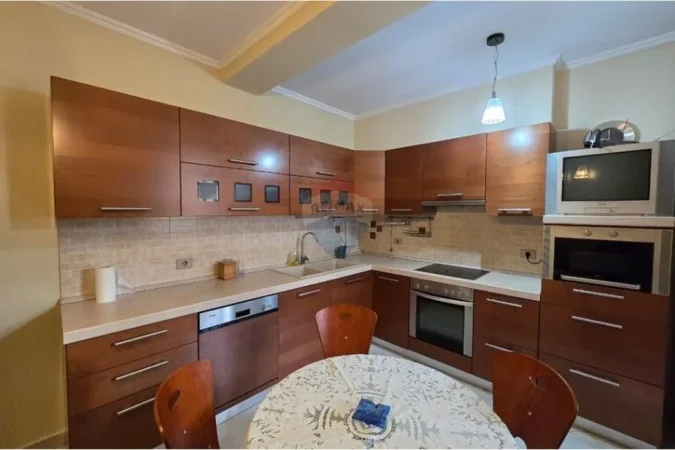 Tirane, jepet me qera apartament 2+1+Ballkon Kati 1, 800 m² 800 € (kRISTAL CENTER)
