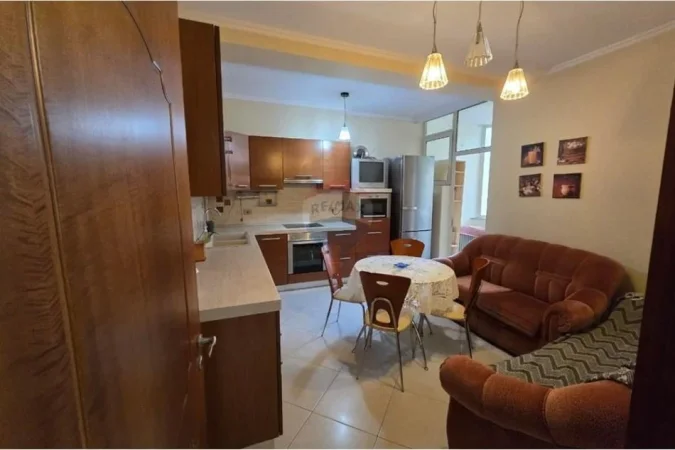 Tirane, jepet me qera apartament 2+1+Ballkon Kati 1, 800 m² 800 € (kRISTAL CENTER)
