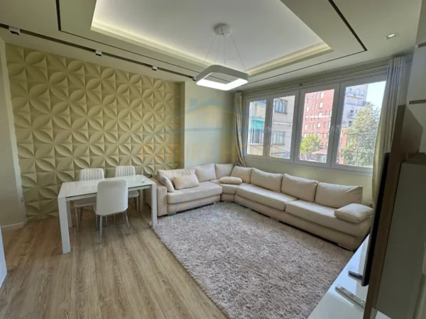 Tirane, jepet me qera apartament 2+1 Kati 1, 83 m² 700 € 