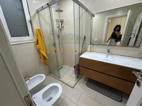 Tirane, jepet me qera apartament 2+1 Kati 1, 83 m² 700 € 