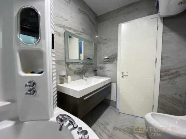 Tirane, jepet me qera apartament 2+1 Kati 5, 120 m² 1.500 € (Blloku)
