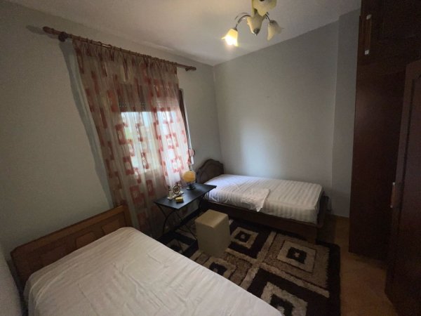 Tirane, jepet me qera apartament 3+1 Kati 2, 110 m² 800 € (Komuna Parisit)