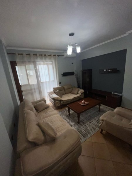 Tirane, jepet me qera apartament 3+1 Kati 2, 110 m² 800 € (Komuna Parisit)