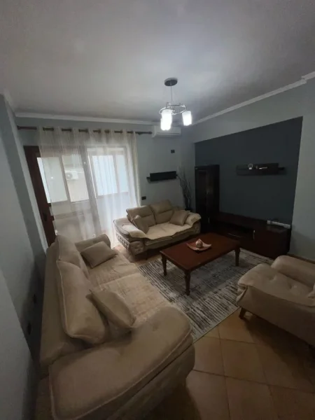 Tirane, jepet me qera apartament 3+1 Kati 2, 110 m² 800 € (Komuna Parisit)