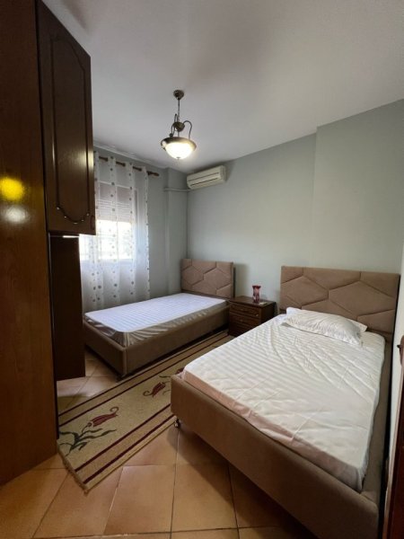 Tirane, jepet me qera apartament 3+1 Kati 2, 110 m² 800 € (Komuna Parisit)