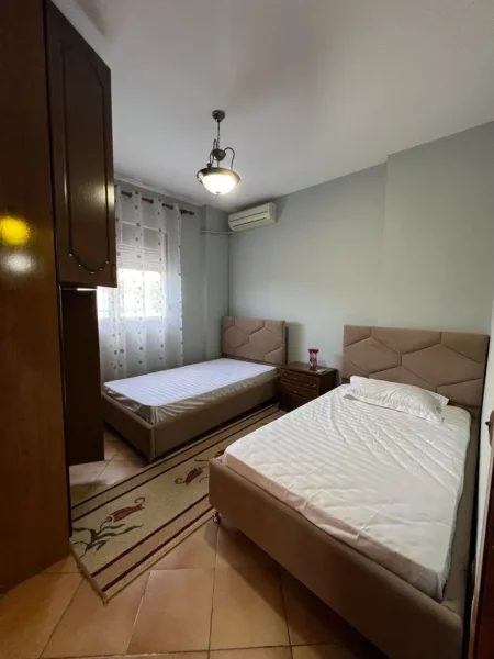Tirane, jepet me qera apartament 3+1 Kati 2, 110 m² 800 € (Komuna Parisit)