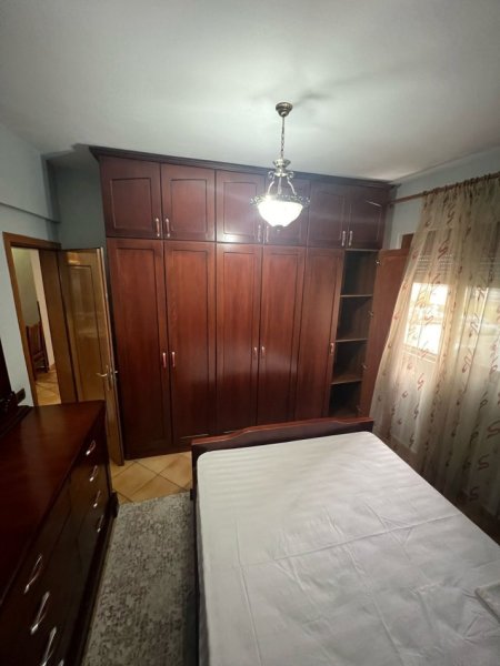 Tirane, jepet me qera apartament 3+1 Kati 2, 110 m² 800 € (Komuna Parisit)