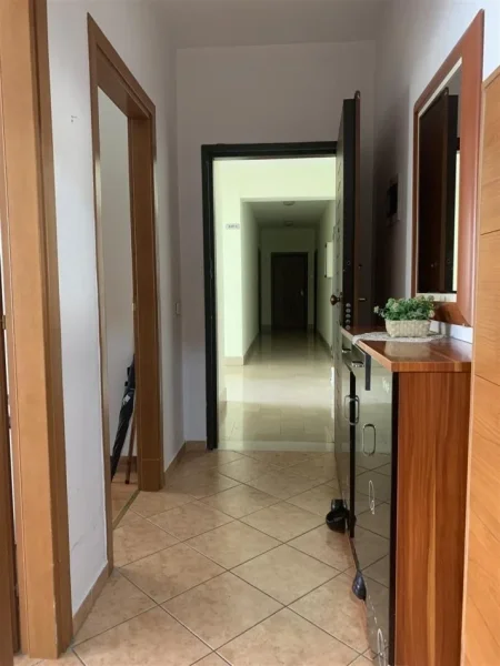 Tirane, jepet me qera apartament 1+1+Ballkon Kati 3, 70 m² 600 € (KOMUNA E PARISIT)