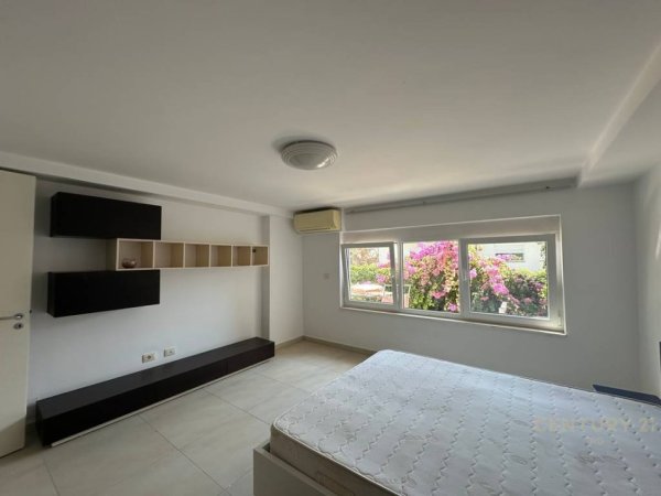 Tirane, jepet me qera Vile 5+1+Aneks+Ballkon Kati 4, 491 m² 4.500 € (Rezidenca Kodra e Diellit 1)