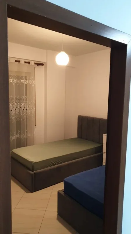 Tirane, jepet me qera apartament 2+1 Kati 1, 98 m² 450 € (Fresku)
