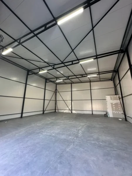 Tirane, jepet me qera magazine Kati 0, 140 m² 800 € (TEG)