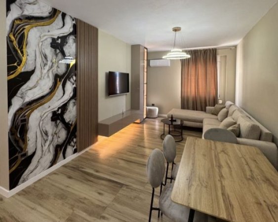 Tirane, jepet me qera apartament 1+1+Aneks+Ballkon Kati 7, 70 m² 600 € (ish parku)