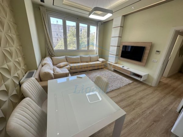 Tirane, jepet me qera apartament 2+1 Kati 1, 83 m² 600 € (ALI DEM)