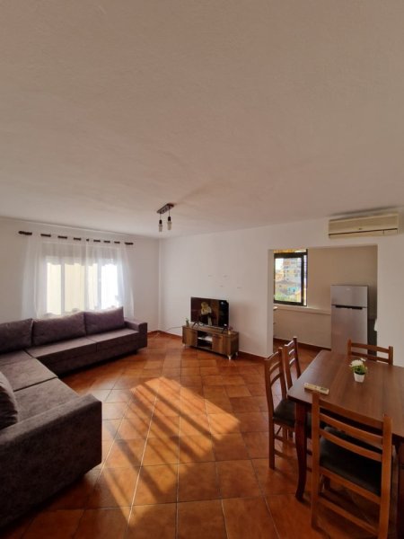 Apartament 1 plus 1 tek Rruga 4 Deshmoret, prane gjimnazit Partizani
