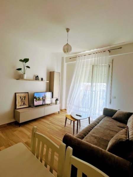 Tirane, jepet me qera apartament 2+1+Ballkon Kati 2, 105 m² 400 € (STACIONI TRENIT)