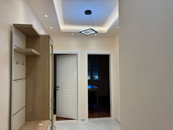 Tirane, jepet me qera apartament 1+1+Ballkon Kati 3, 65 m² 600 € (RRUGA E DIBRES)