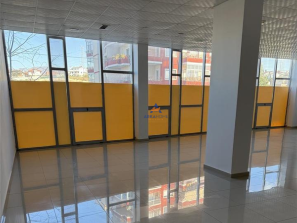 Tirane, jepet me qera ambjent biznesi Kati 2, 180 m² 70.000 € (PASKUQAN)