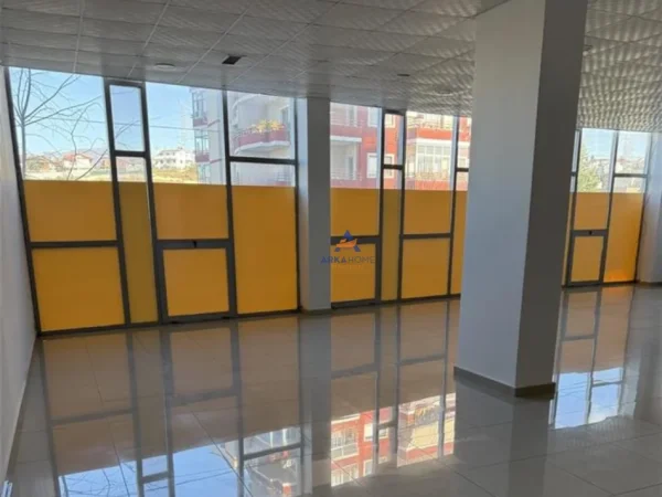 Tirane, jepet me qera ambjent biznesi Kati 2, 180 m² 70.000 € (PASKUQAN)