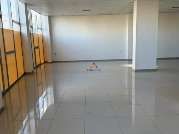 Tirane, jepet me qera ambjent biznesi Kati 2, 180 m² 70.000 € (PASKUQAN)