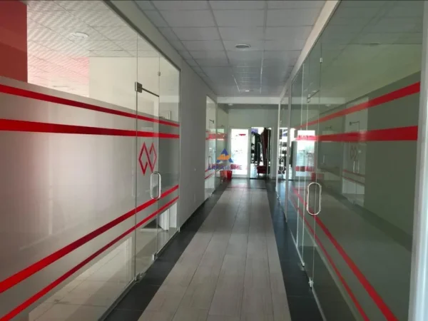 Tirane, jepet me qera ambjent biznesi Kati 2, 180 m² 70.000 € (PASKUQAN)