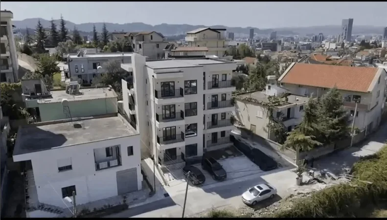 Tirane, shitet apartament 1+1 , 51 m²