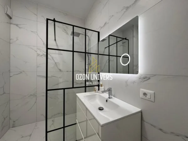 Tirane, jepet me qera apartament 1+1+Ballkon Kati 3, 77 m² 700€ (Myslym Shyr)