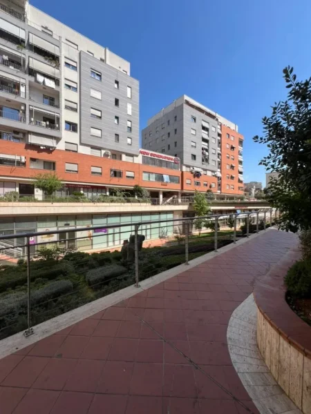 Tirane, shiten 2 dyqane Kati 0, 130m² 325.000 € (Rruge kryesore kompleksi Orion)