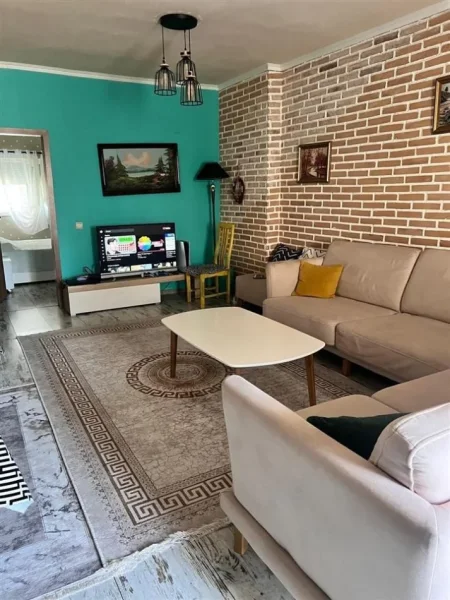 Tirane, jepet me qera apartament 2+1+Ballkon Kati 8, 100 m² 660 € (KOMUNA E PARISIT)
