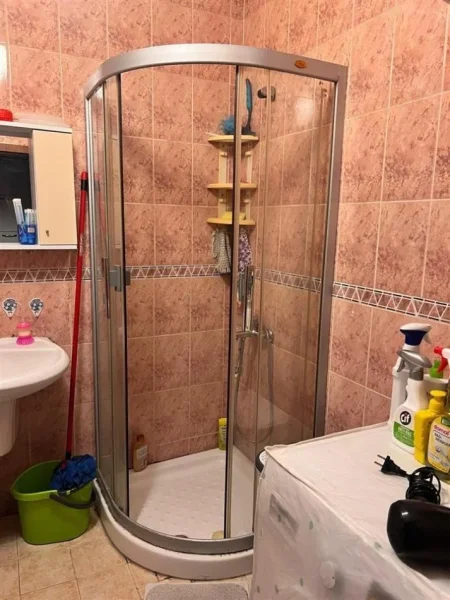 Tirane, jepet me qera apartament 2+1+Ballkon Kati 8, 100 m² 660 € (KOMUNA E PARISIT)