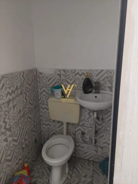 Tirane, jepet me qera dyqan Kati 0, 85 m² 1.000 € (UNAZA E RE)