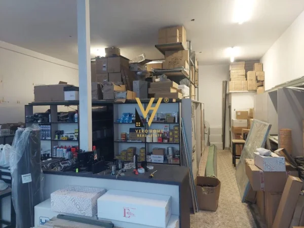 Tirane, jepet me qera dyqan Kati 0, 85 m² 1.000 € (UNAZA E RE)