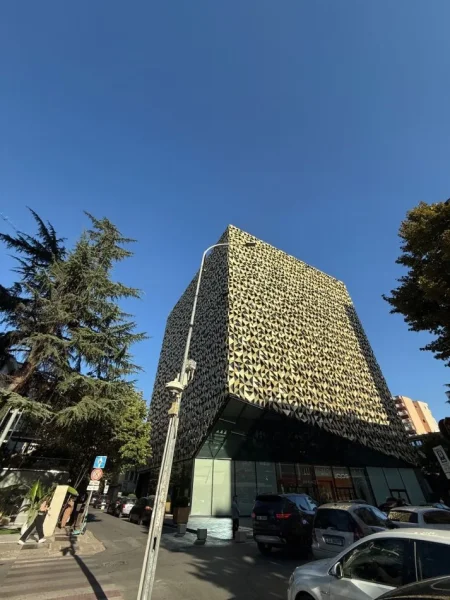 Tirane, jepet me qera zyre Kati 5, 306 m² 9.925 € (RAINBOW CENTER)