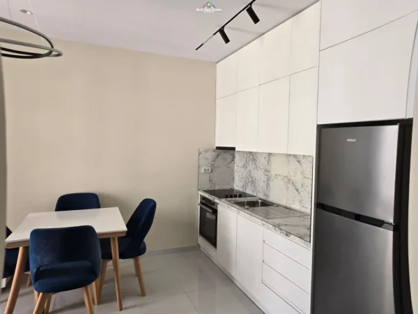 Tirane, jepet me qera apartament 1+1+Ballkon Kati 3, 60 m² 450 € (univers city)