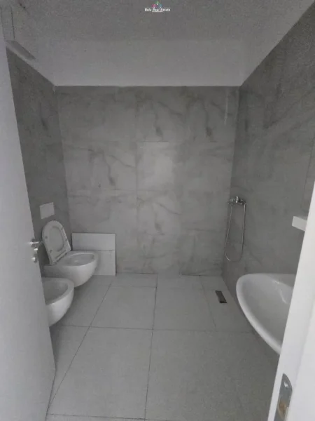 Tirane, jepet me qera apartament 1+1+Ballkon Kati 3, 60 m² 450 € (univers city)