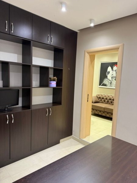 Tirane, jepet me qera zyre Kati 1, 15 m² (Fillimi Rruges Myslym Shyri)