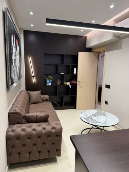 Tirane, jepet me qera zyre Kati 1, 15 m² (Fillimi Rruges Myslym Shyri)