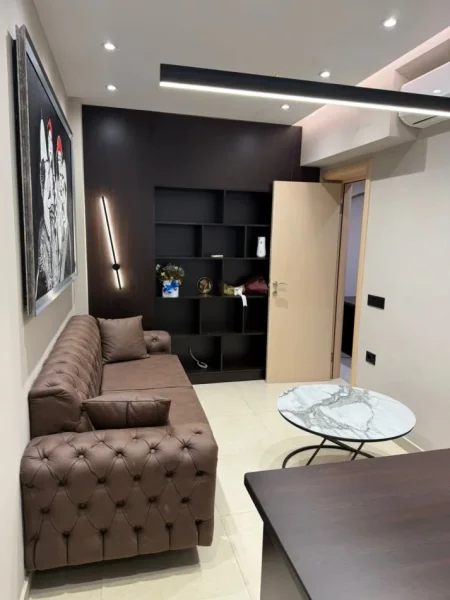 Tirane, jepet me qera zyre Kati 1, 15 m² (Fillimi Rruges Myslym Shyri)