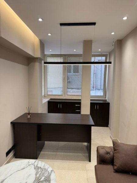 Tirane, jepet me qera zyre Kati 1, 15 m² (Fillimi Rruges Myslym Shyri)