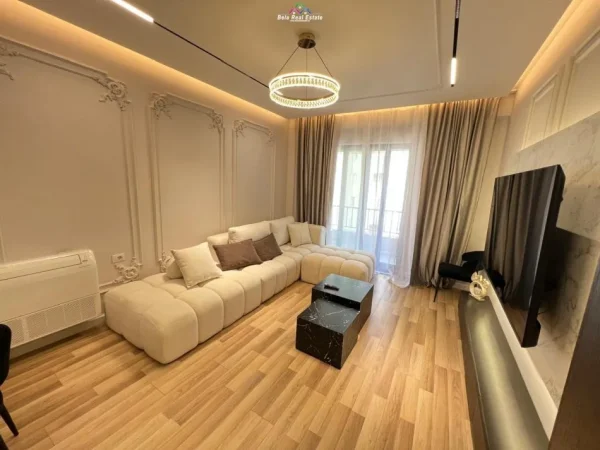 Tirane, jepet me qera apartament 2+1+Ballkon Kati 7, 117 m² 1.000 € (feizi hizmo)