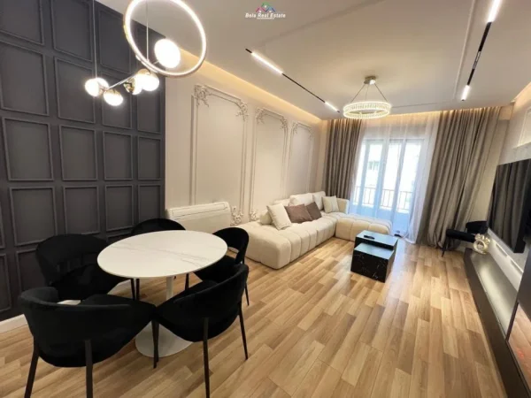 Tirane, jepet me qera apartament 2+1+Ballkon Kati 7, 117 m² 1.000 € (feizi hizmo)