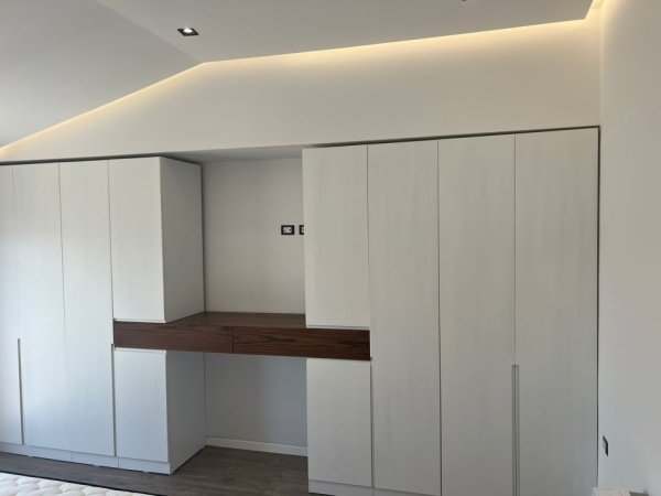 Tirane, jepet me qera apartament 2+1 , 500 € (Qesarake)