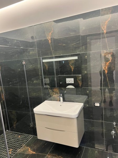 Tirane, jepet me qera apartament 2+1 , 500 € (Qesarake)