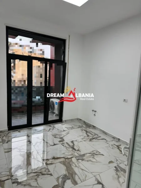 Tirane, jepet me qera apartament 2+1 , 112 m² 600 € (prane Fushes Sportit ne Ali Dem)