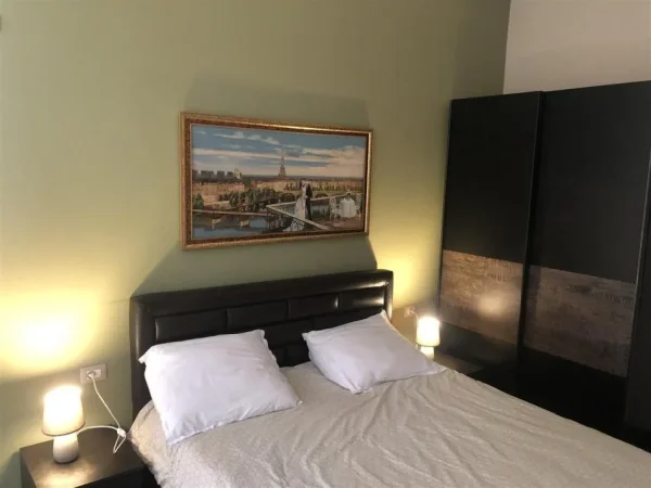 Tirane, jepet me qera apartament 1+1+Ballkon Kati 2, 70 m² 500 € (PAZARI I RI)